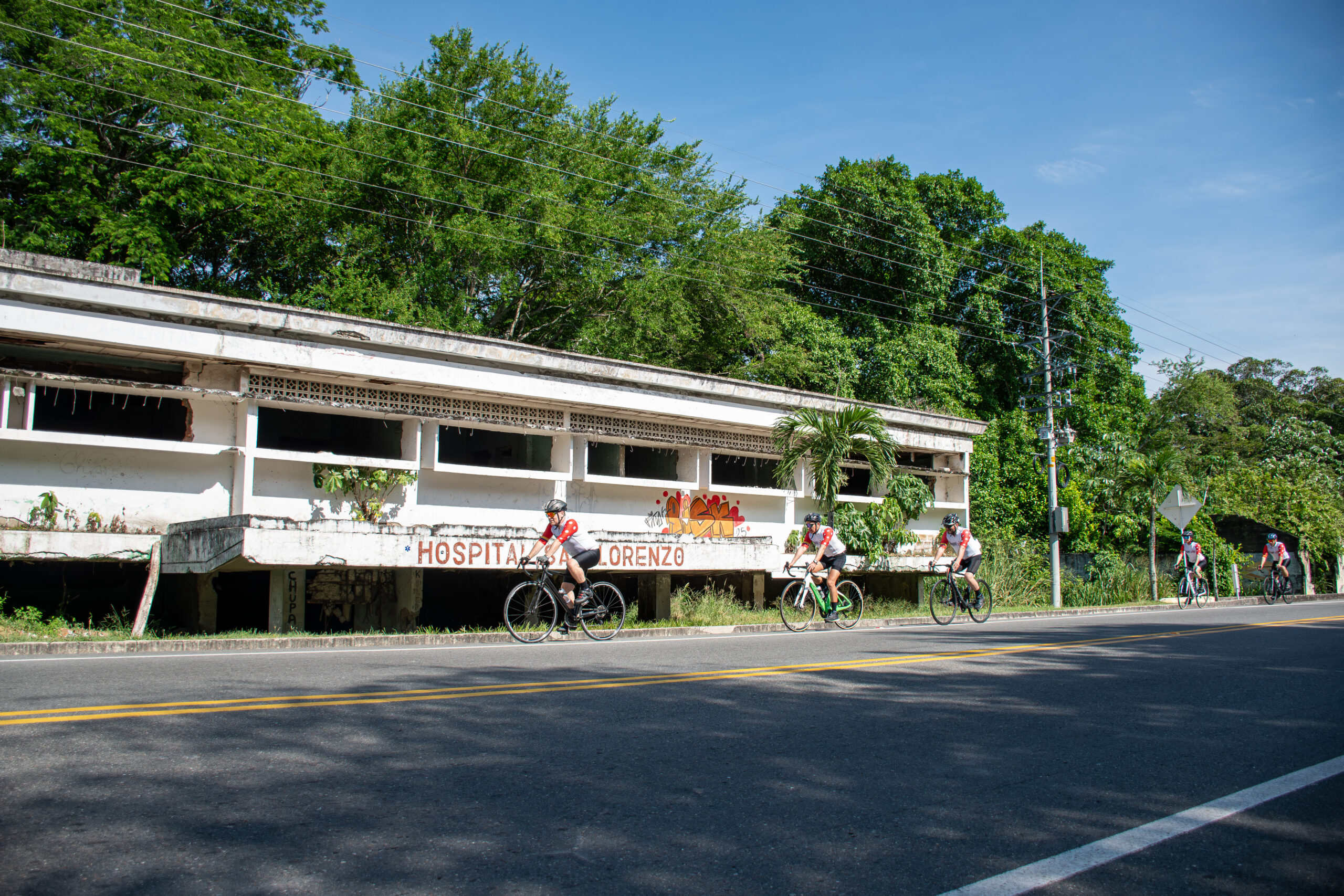 Route near Armero. Cyclists and their companions take a tour in Armero.