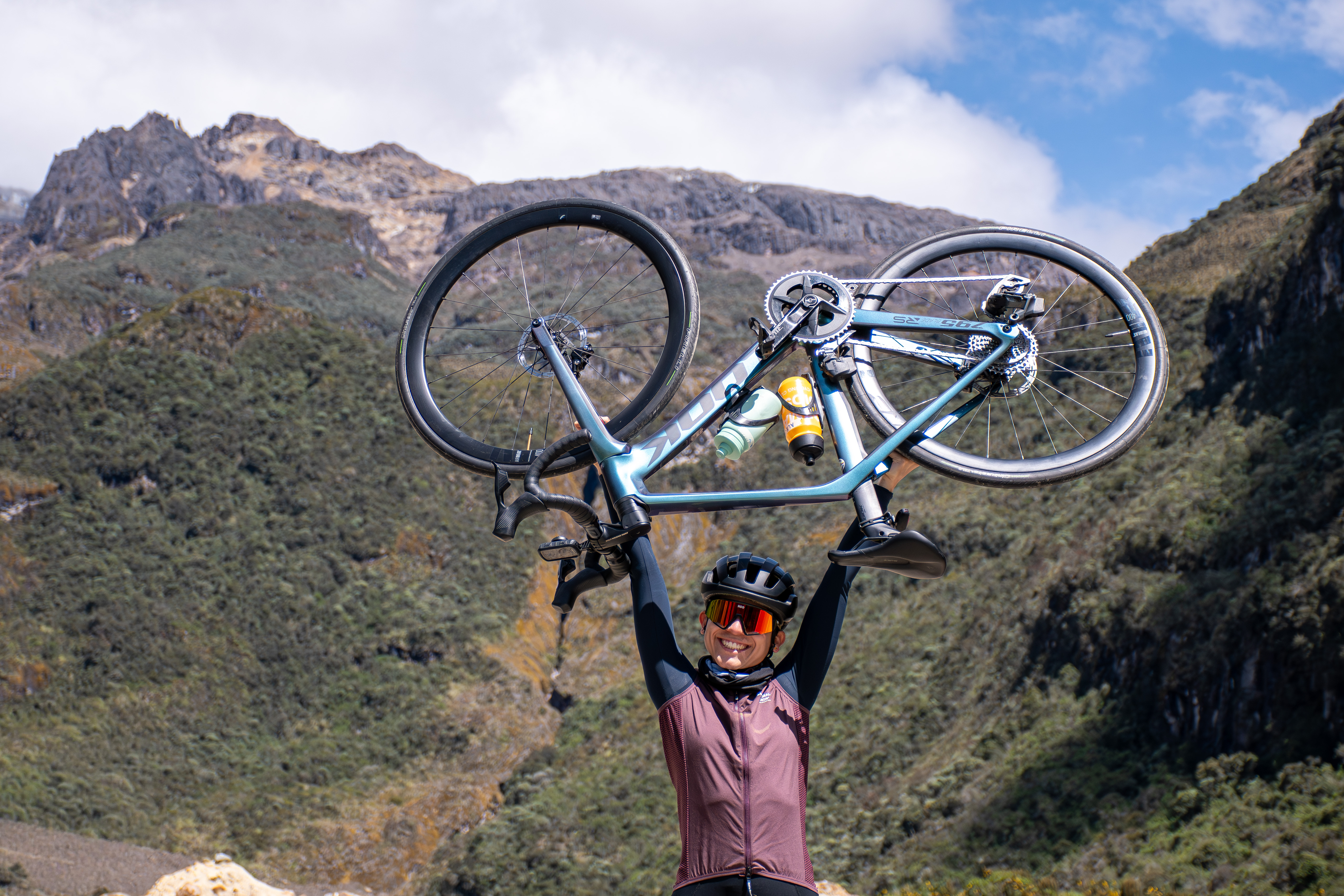 Women cycling in Colombia’s high mountains